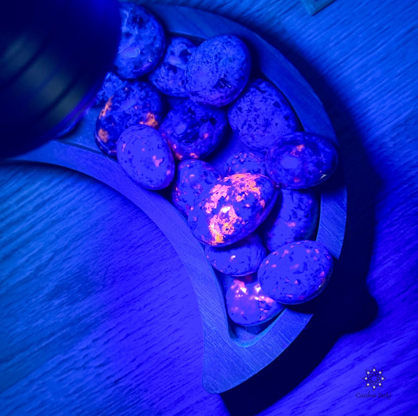 Tumbled Yooperlite. Sodalite Syenite. Reactive to UV | Sagittarius Zodiac Stone