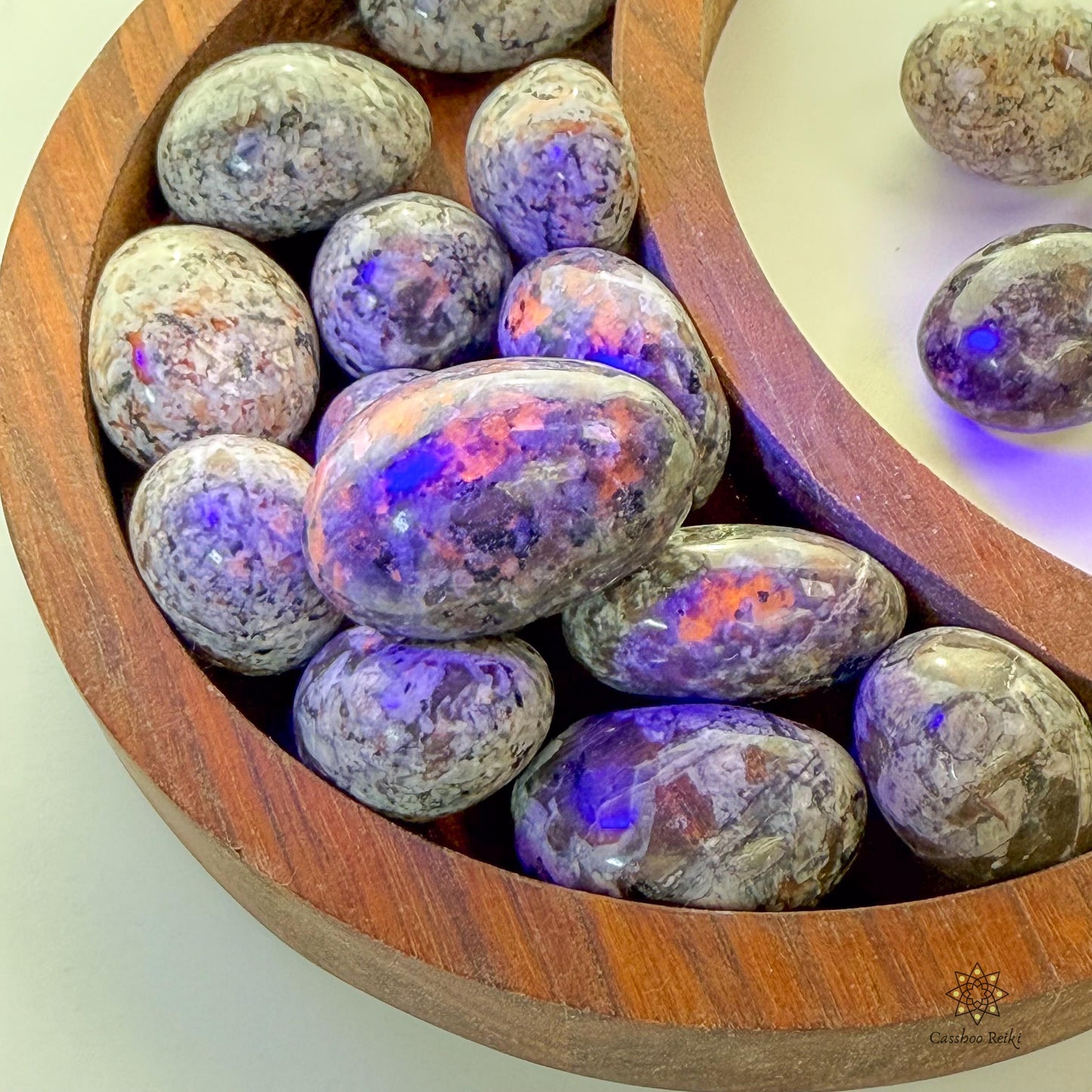Tumbled Yooperlite. Sodalite Syenite. Reactive to UV | Sagittarius Zodiac Stone